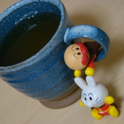 青いカップだから緑茶かちょっと分かりにくいね。作る時生姜、蜂蜜の量は分かるけど焼酎の量はわからなくなってどばっ…カップの色のせいね…←全く関係なし(笑)旨ごち♪